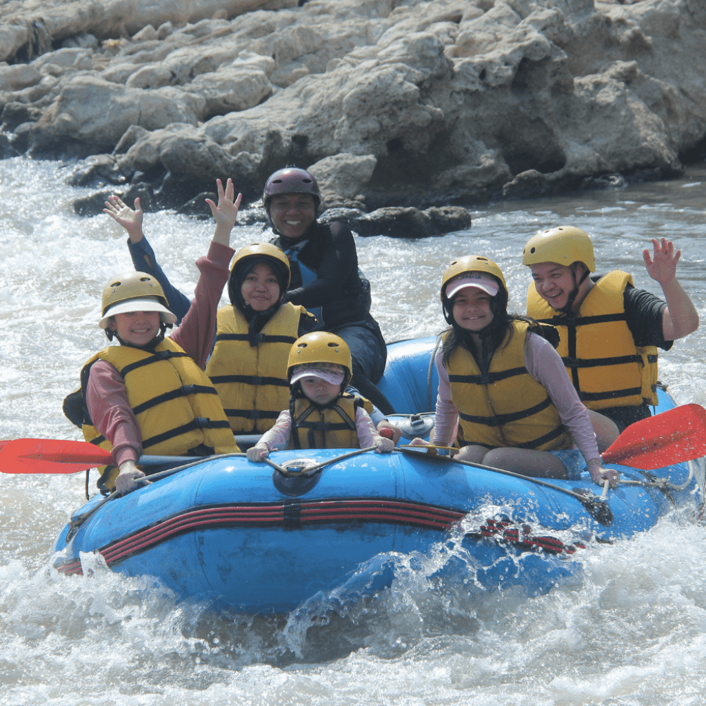 6 Fakta yang Wajib Kamu Tahu Saat Rafting di Musim Hujan